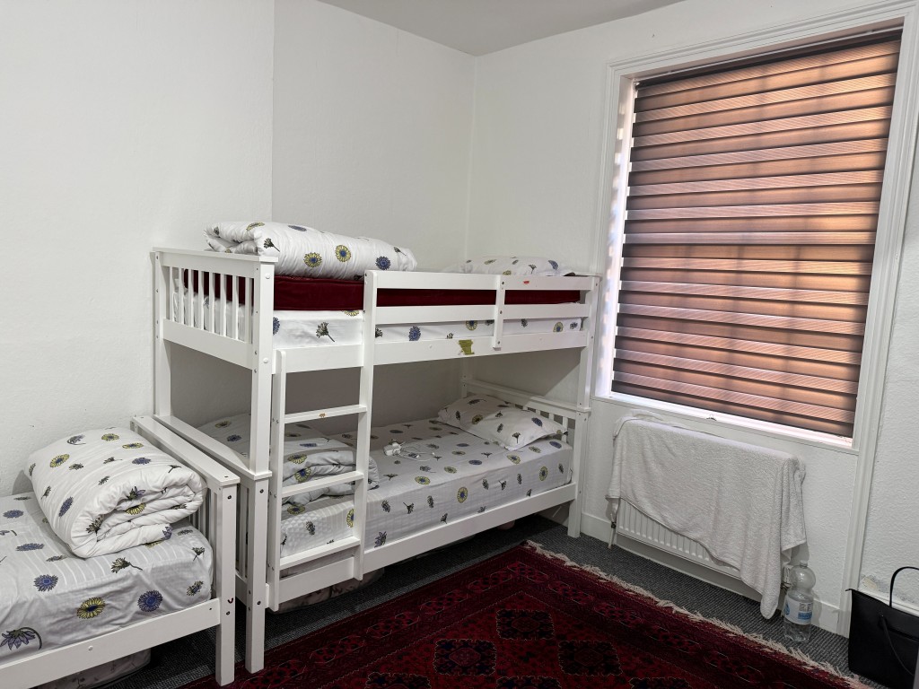 Lot: 43 - MIXED USE INVESTMENT IN TOWN CENTRE PRODUCING APPROX. £34,000 PER ANNUM - First floor rear bedroom with window